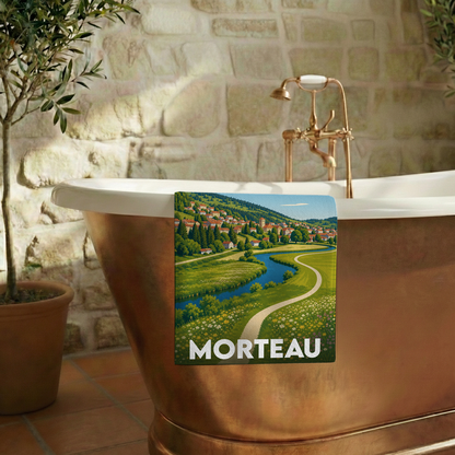 Serviette de bain souvenir de la ville de Morteau ornée d'une illustration paysagère stylisée.