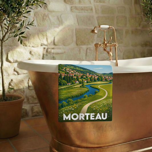 Serviette de bain souvenir de la ville de Morteau ornée d'une illustration paysagère stylisée.
