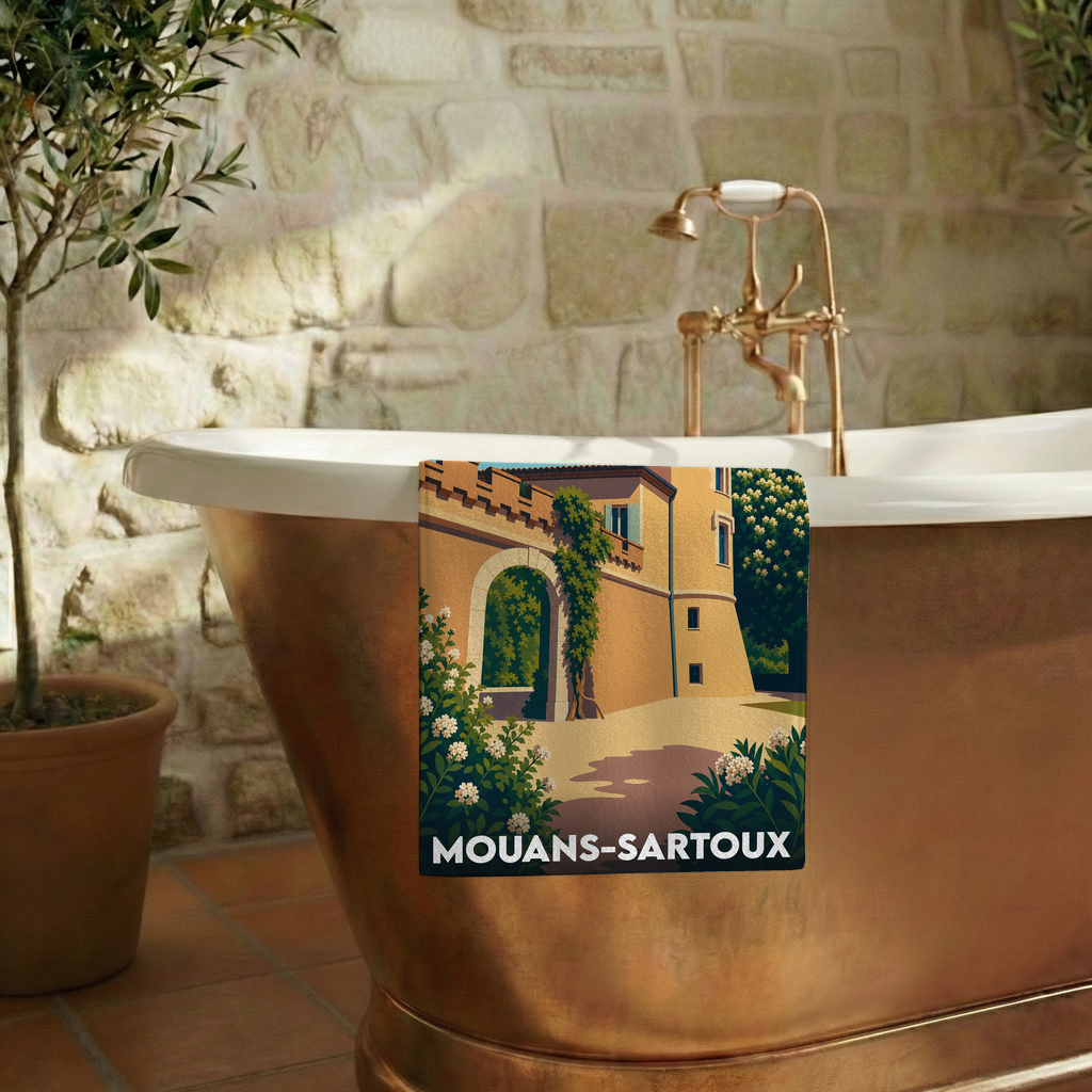 Serviette de bain souvenir de la ville de Mouans-Sartoux avec une illustration stylisée de son château.