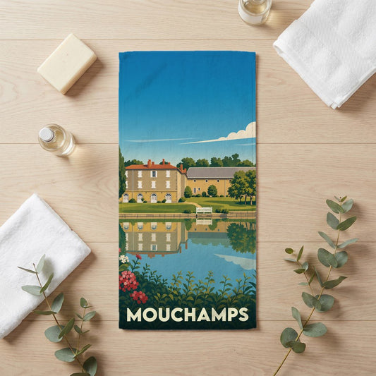 Serviette de bain souvenir de la ville de Mouchamps avec une illustration stylisée d'un paysage au bord de l'eau.