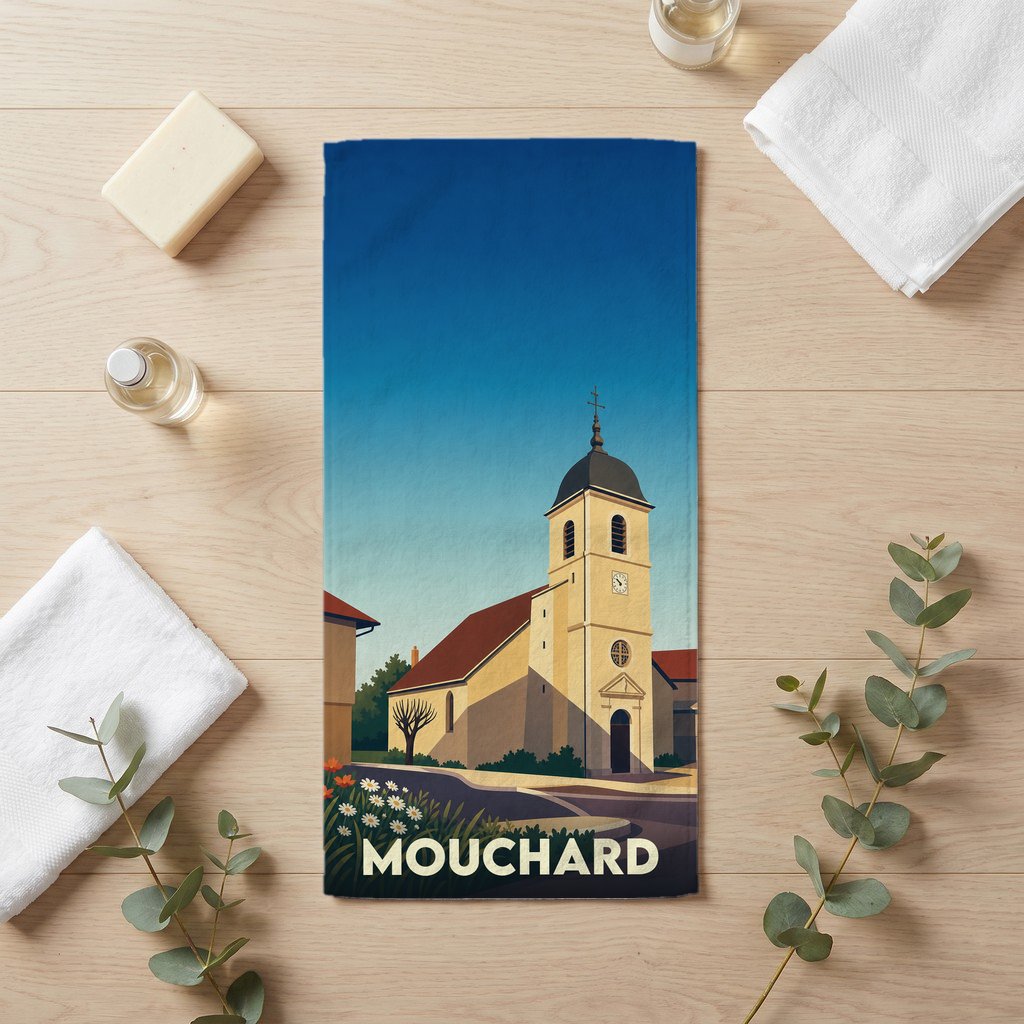 Serviette de bain souvenir de la ville de Mouchard illustrée d'un dessin stylisé de son église sous un ciel bleu.