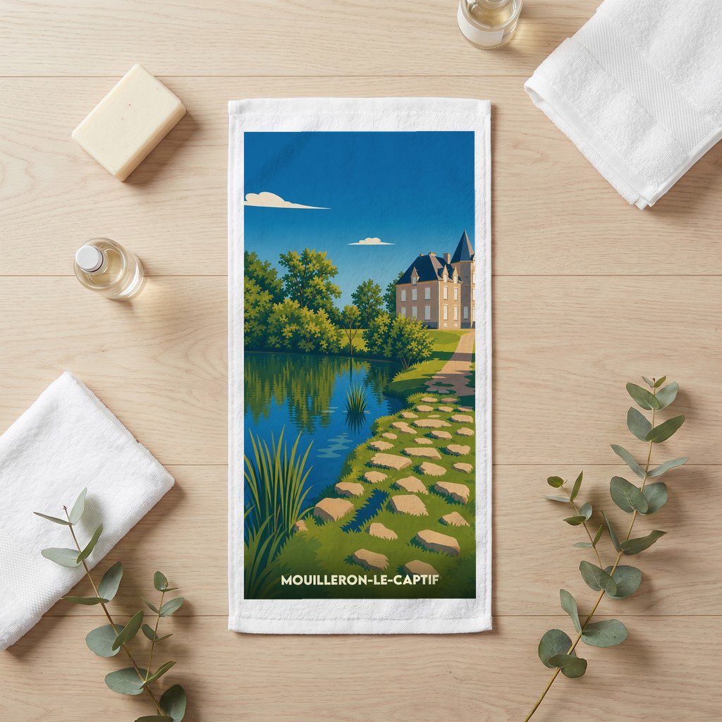Serviette de bain souvenir de la ville de Mouilleron-le-Captif avec une illustration stylisée d'un château au bord de l'eau.