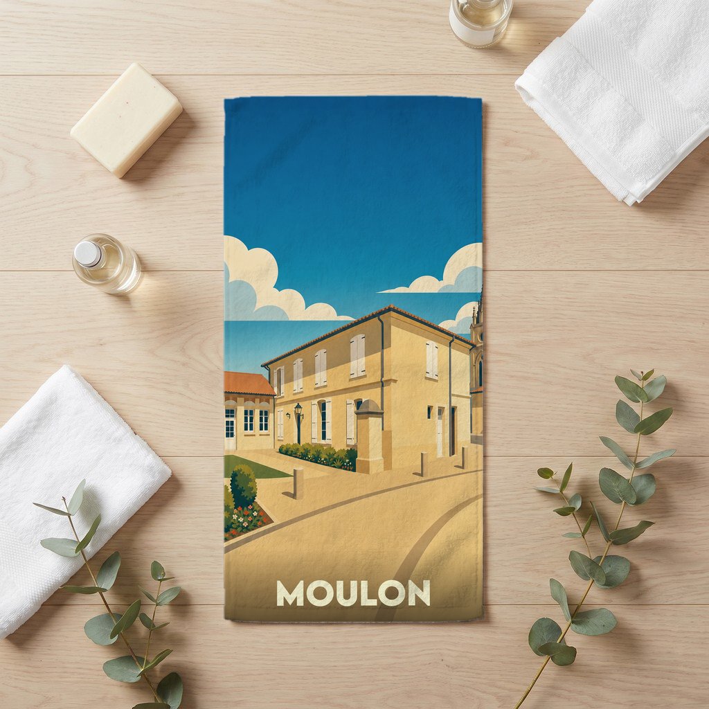 Serviette de bain souvenir de la ville de Moulon avec une illustration stylisée d'un bâtiment provençal.