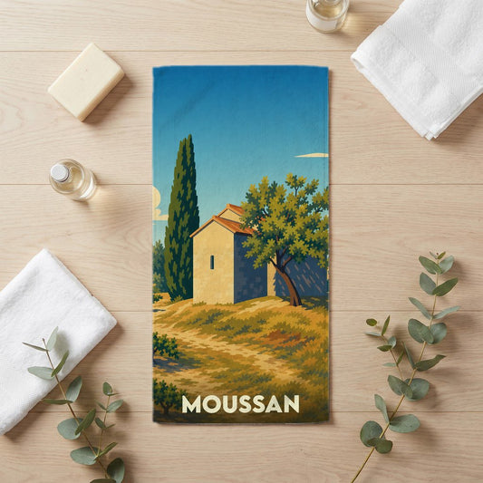 Serviette de bain souvenir de la ville de Moussan avec une illustration stylisée de paysage provençal.