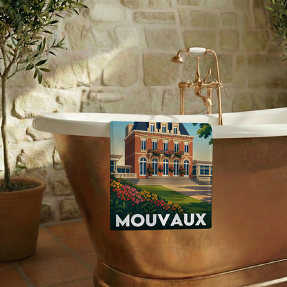 Serviette de bain souvenir de la ville de Mouvaux avec une illustration stylisée d'une bâtisse historique.