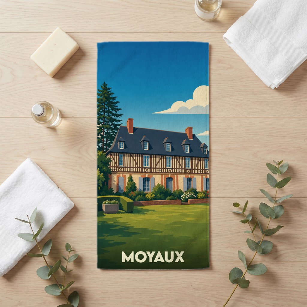 Serviette de bain souvenir de la ville de Moyaux avec une illustration stylisée d'un manoir normand.