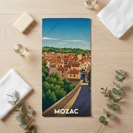 Serviette de bain souvenir de la ville de Mozac avec une illustration stylisée de ses toits orangés.