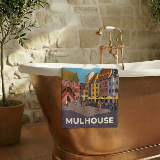 Serviette de bain souvenir de la ville de Mulhouse avec une illustration stylisée.