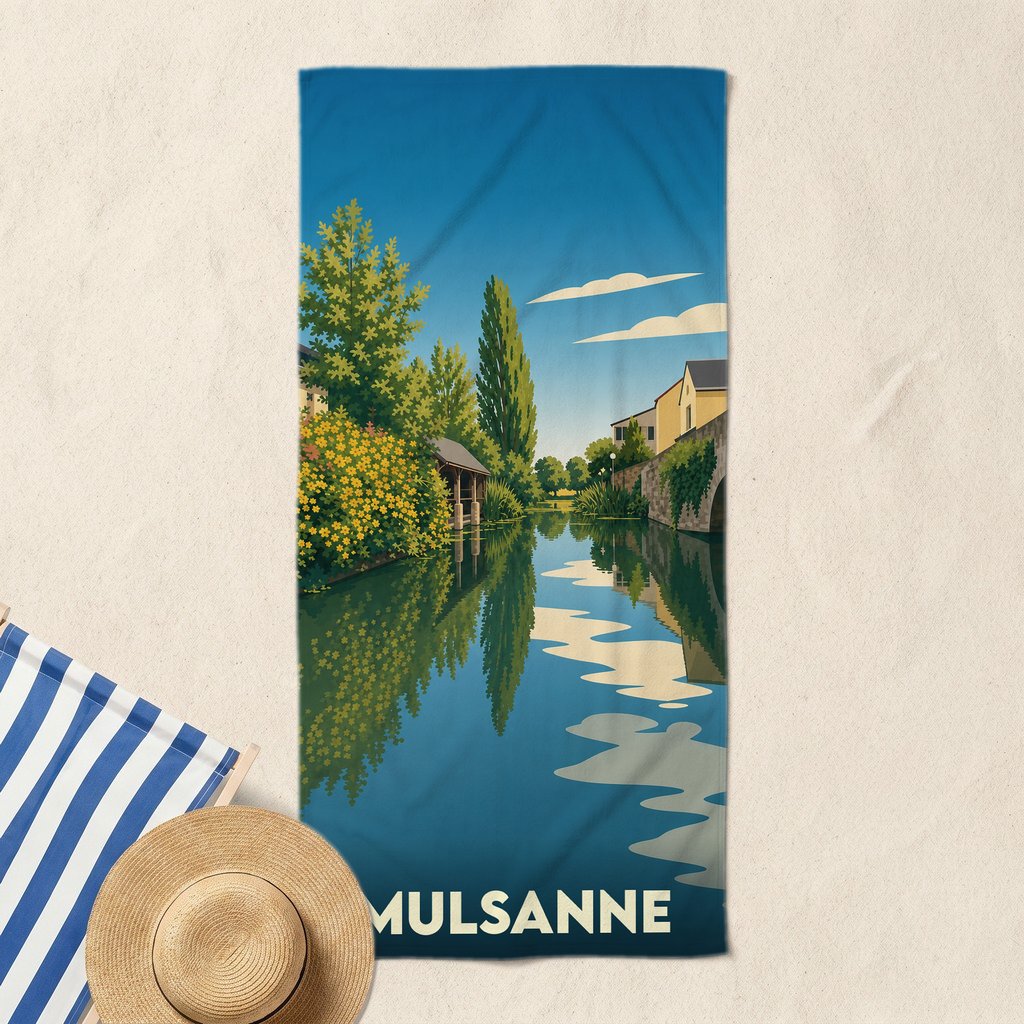 Serviette de plage souvenir de la ville de Mulsanne ornée d'une illustration stylisée d'un canal verdoyant.
