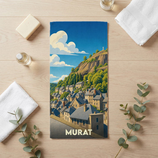 Serviette de bain souvenir de la ville de Murat avec une illustration stylisée de ses maisons en pierre au pied d'une falaise.