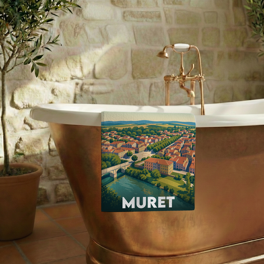 Serviette de bain souvenir de la ville de Muret avec une illustration stylisée d'un paysage urbain et d'un pont.