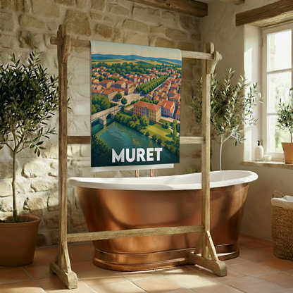 Serviette de bain souvenir de la ville de Muret avec une illustration stylisée d'un paysage urbain au bord de l'eau.