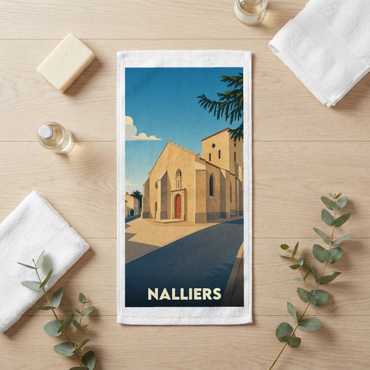 Serviette de bain souvenir de la ville de Nalliers avec une illustration stylisée de son église.