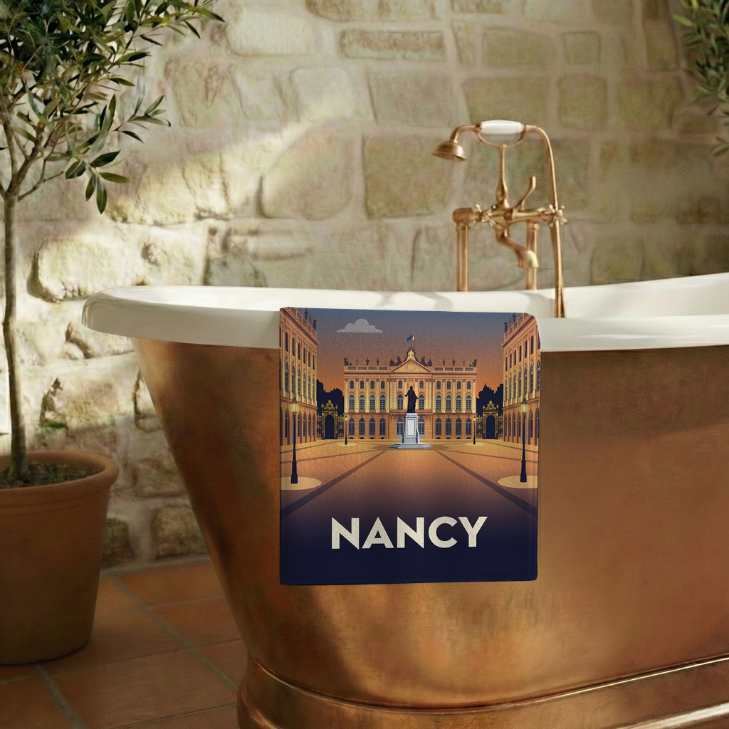 Serviette de bain souvenir de la ville de Nancy avec une illustration stylisée.