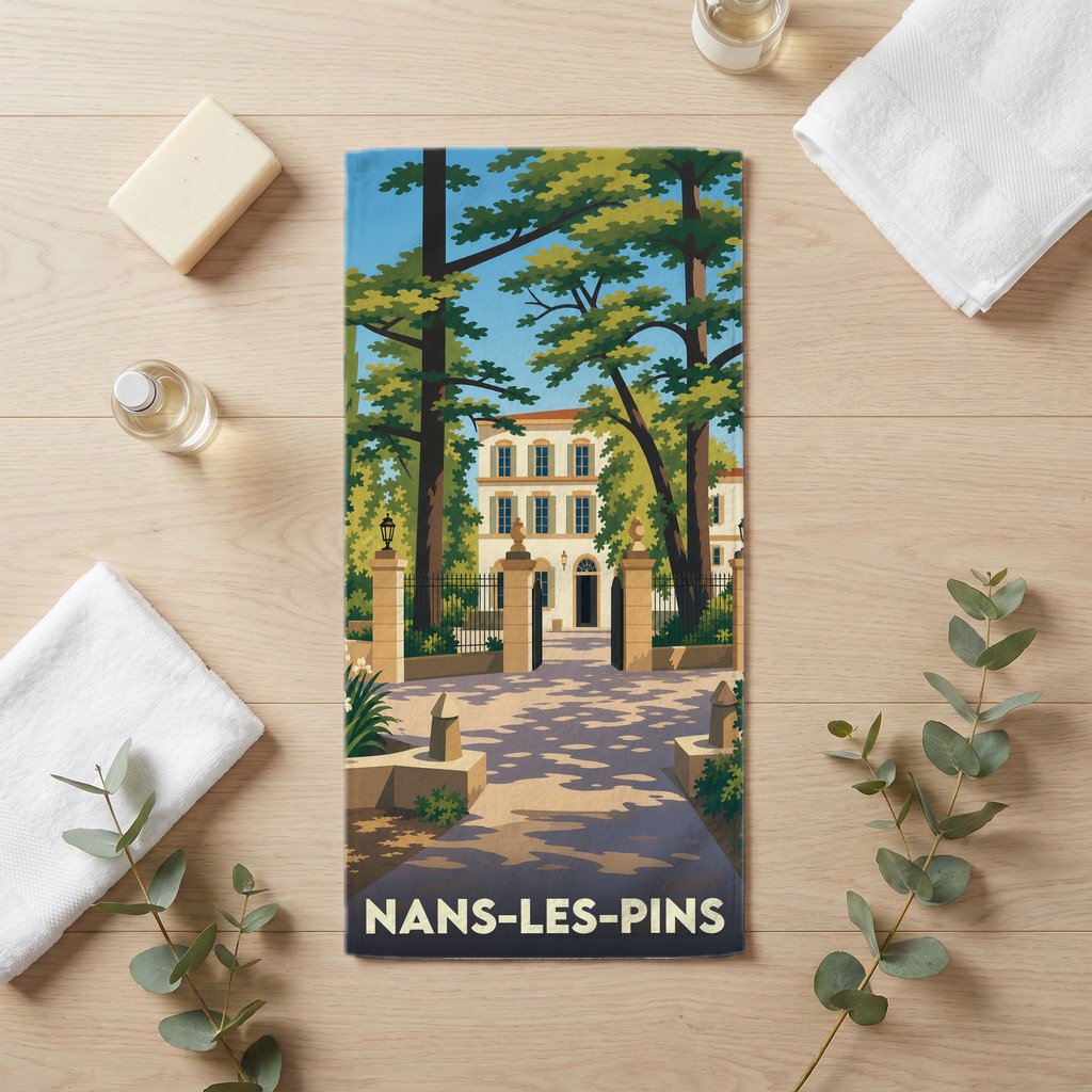 Serviette de bain souvenir de la ville de Nans-les-Pins avec une illustration stylisée d'une bastide provençale.