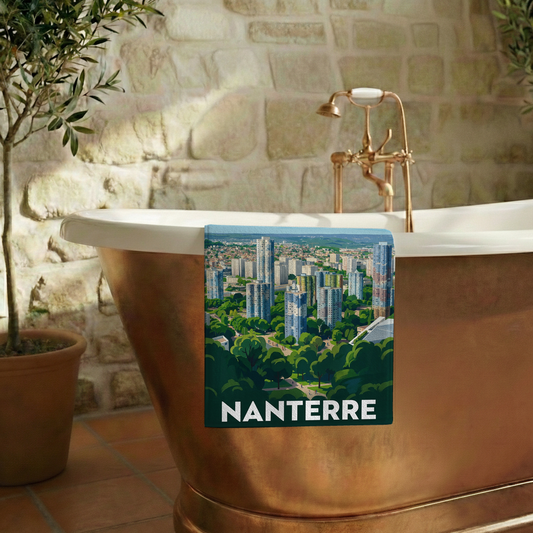 Serviette de bain souvenir de la ville de Nanterre avec une illustration stylisée de son paysage urbain.