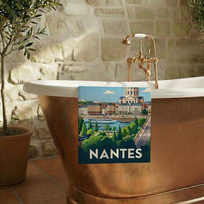 Serviette de bain souvenir de la ville de Nantes avec une illustration stylisée.