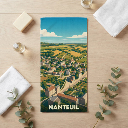 Serviette de bain souvenir de la ville de Nanteuil avec une illustration stylisée d'un paysage champêtre.