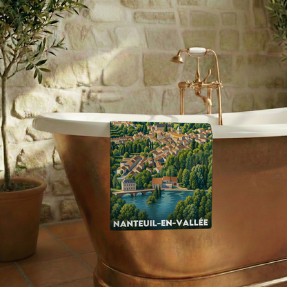 Serviette de bain souvenir de Nanteuil-en-Vallée ornée d'une illustration stylisée du village.