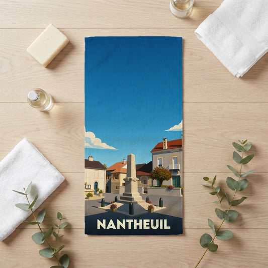 Serviette de bain souvenir de la ville de Nantheuil avec une illustration stylisée d'une place ensoleillée.