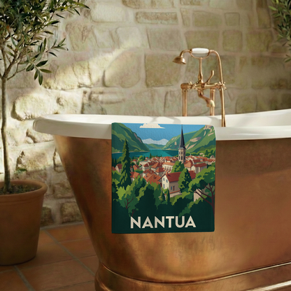 Serviette de bain souvenir de la ville de Nantua avec une illustration stylisée.