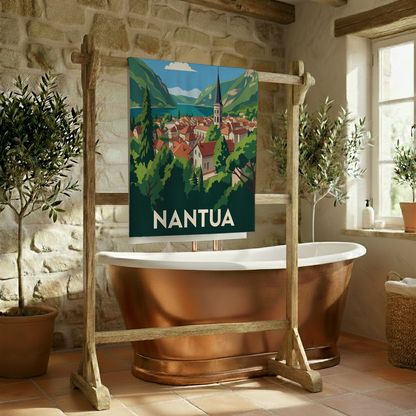 Serviette de bain souvenir de Nantua avec une illustration stylisée de la ville et de son lac.