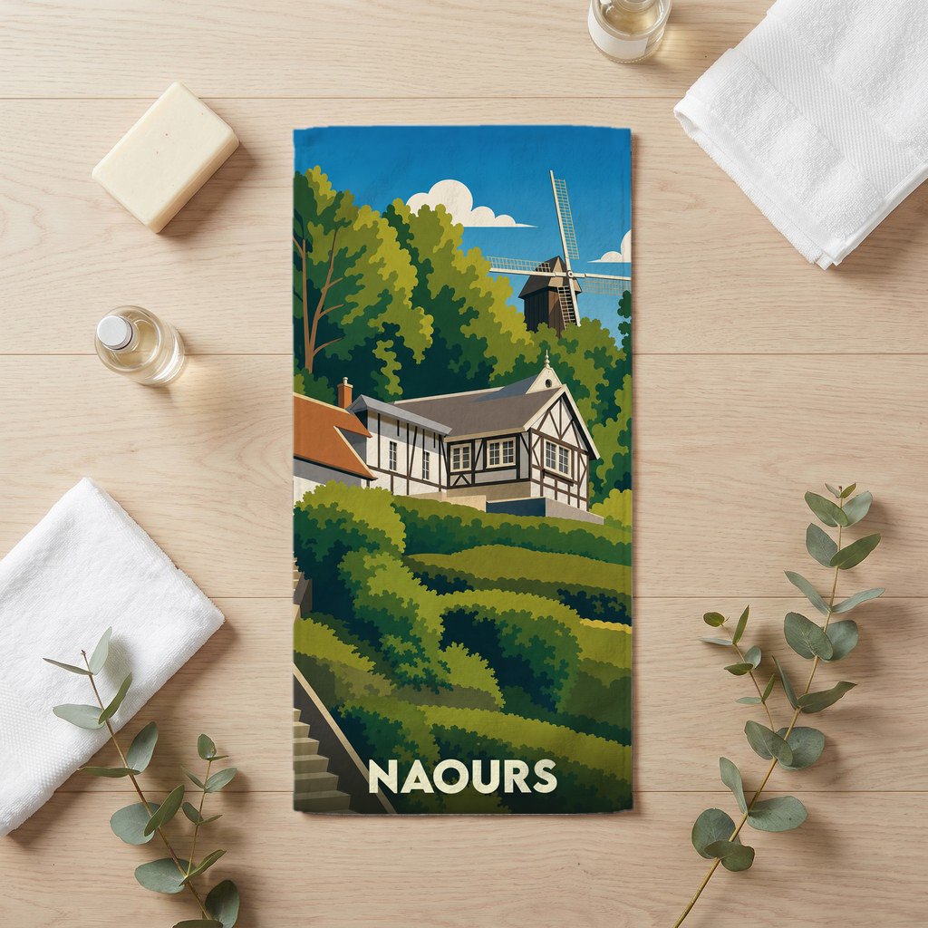 Serviette de bain souvenir de la ville de Naours avec une illustration stylisée d'un moulin et d'une maison à colombages.