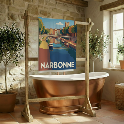 Serviette de bain souvenir de la ville de Narbonne avec une illustration stylisée du canal et de ses bateaux.