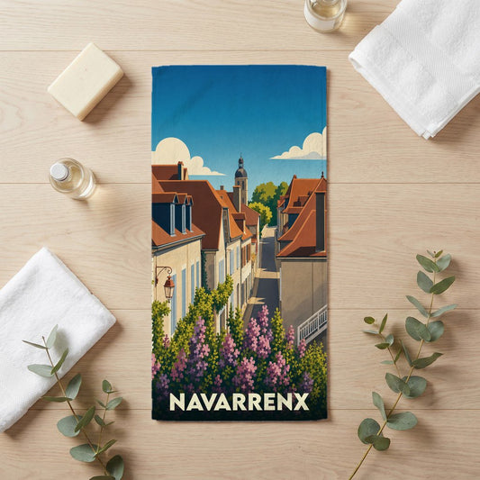 Serviette de bain souvenir de la ville de Navarrenx avec une illustration stylisée d'une rue fleurie.