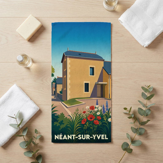 Serviette de bain souvenir de la ville de Néant-sur-Yvel avec une illustration stylisée d'une maison bretonne et de fleurs.