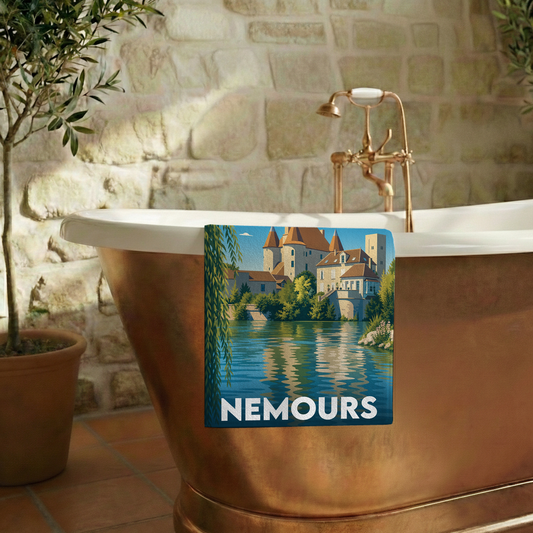 Serviette de bain souvenir de la ville de Nemours avec une illustration stylisée de son château au bord de l'eau.
