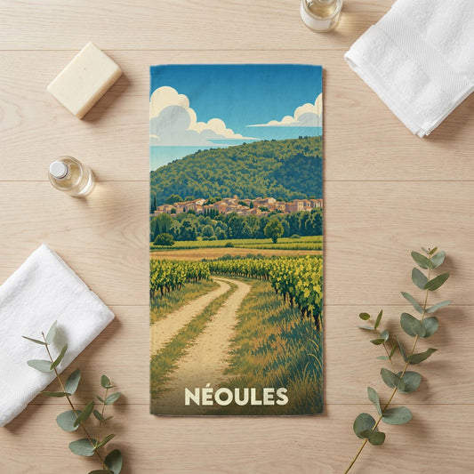Serviette de bain souvenir de la ville de Néoules avec une illustration stylisée de paysages provençaux.