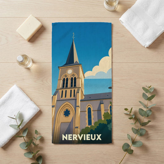 Serviette de bain souvenir de la ville de Nervieux illustrée d'un clocher d'église stylisé sous un ciel bleu.