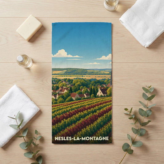 Serviette de bain souvenir de la ville de Nesles-la-Montagne avec une illustration stylisée de paysages champêtres.