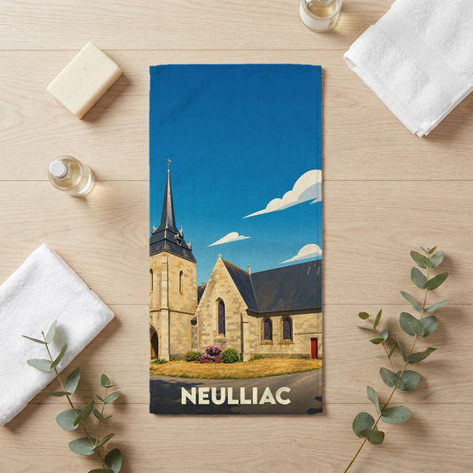 Serviette de bain souvenir de la ville de Neulliac avec une illustration stylisée de son église.