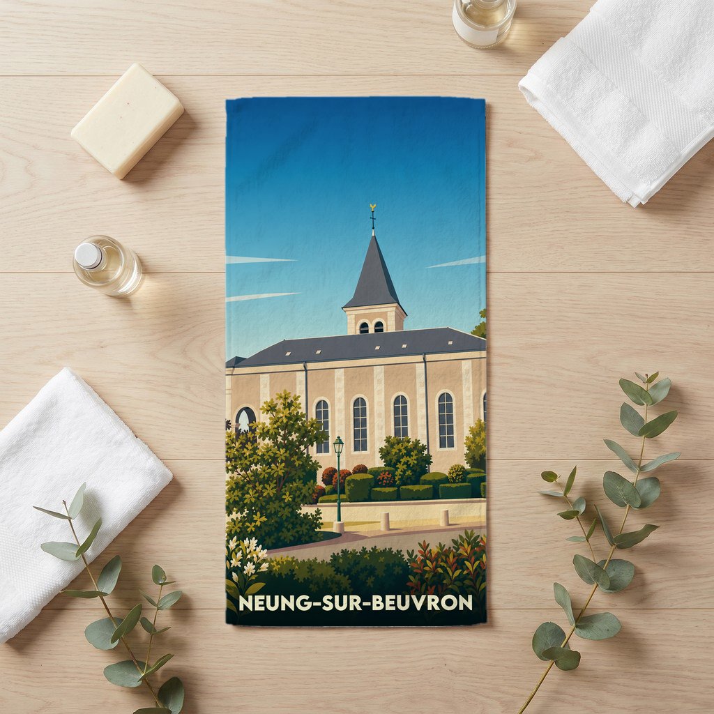Serviette de bain souvenir de Neung-sur-Beuvron illustrée d'un dessin stylisé de son église.