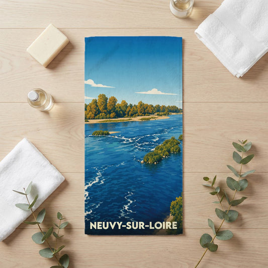 Serviette de bain souvenir de la ville de Neuvy-sur-Loire illustrant un paysage de rivière stylisé.