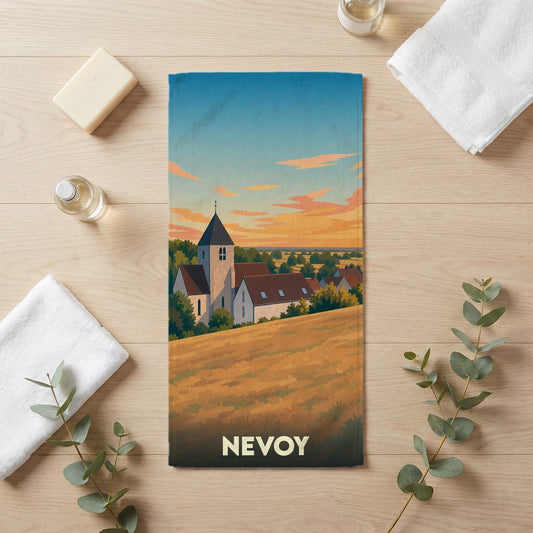 Serviette de bain souvenir de la ville de Nevoy avec une illustration stylisée d'un paysage rural au coucher du soleil.