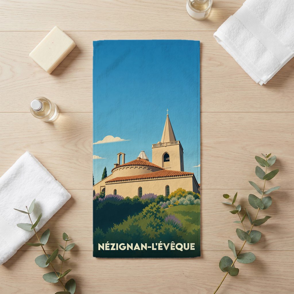 Serviette de bain souvenir de la ville de Nézignan-l'Évêque avec une illustration stylisée de son église.