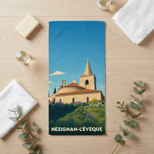 Serviette de bain souvenir de la ville de Nézignan-l'Évêque avec une illustration stylisée de son église.