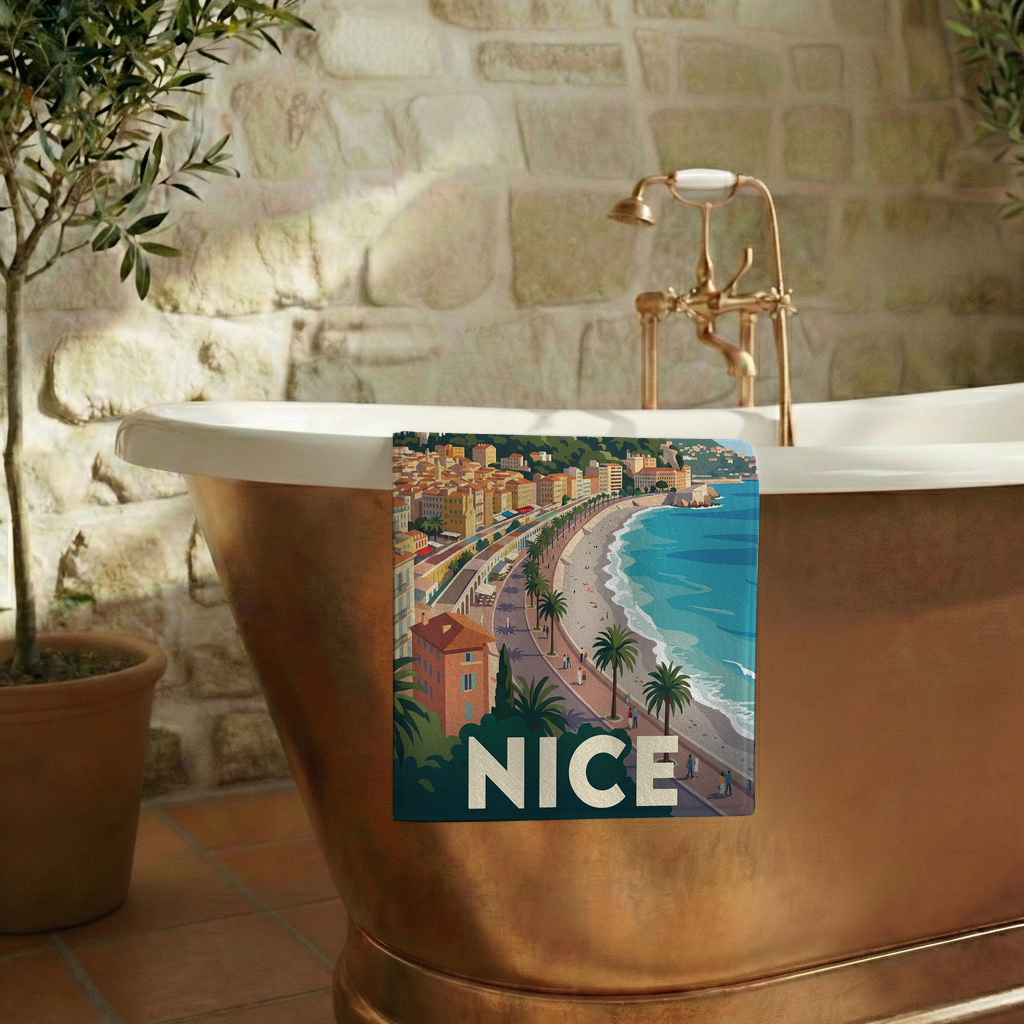 Serviette de bain souvenir de la ville de Nice avec une illustration stylisée de son bord de mer.