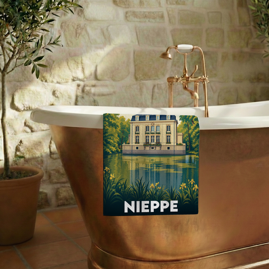 Serviette de bain souvenir de la ville de Nieppe avec une illustration stylisée d'un château au bord de l'eau.