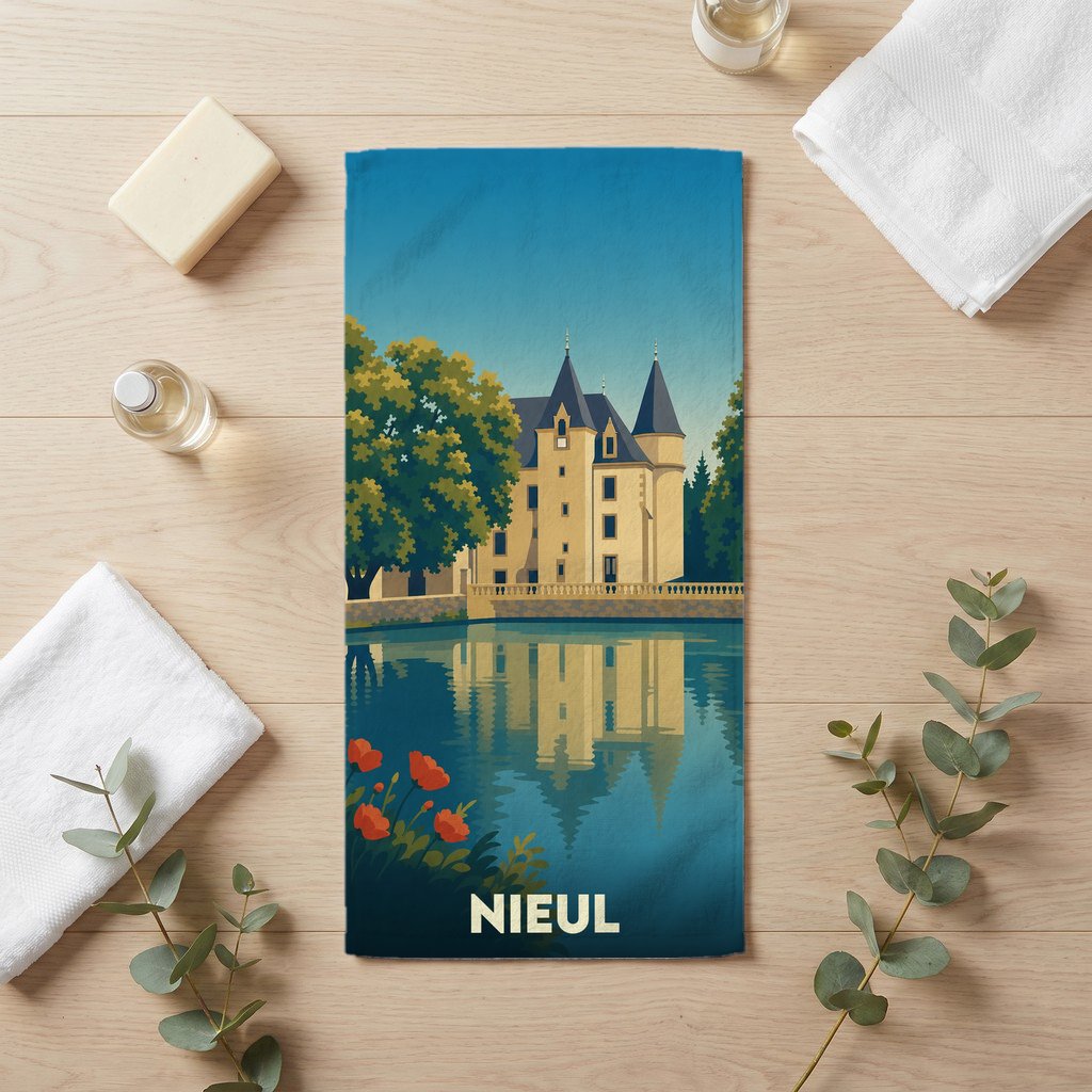 Serviette de bain souvenir de la ville de Nieul avec une illustration stylisée d'un château se reflétant dans l'eau.