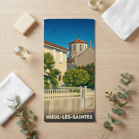 Serviette de bain souvenir de Nieul-lès-Saintes avec une illustration stylisée de la ville.