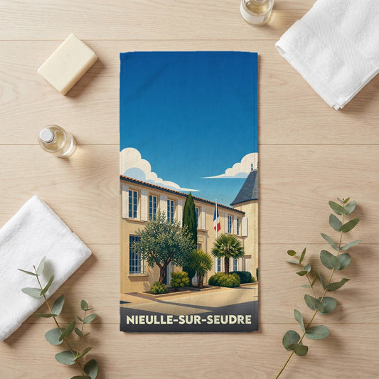 Serviette de bain souvenir de la ville de Nieulle-sur-Seudre avec une illustration stylisée.