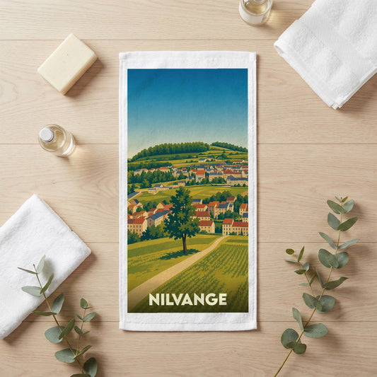 Serviette de bain souvenir de la ville de Nilvange avec une illustration stylisée de son paysage urbain et vallonné.