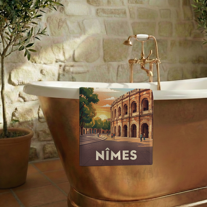 Serviette de bain souvenir de la ville de Nîmes avec une illustration stylisée de ses arènes.