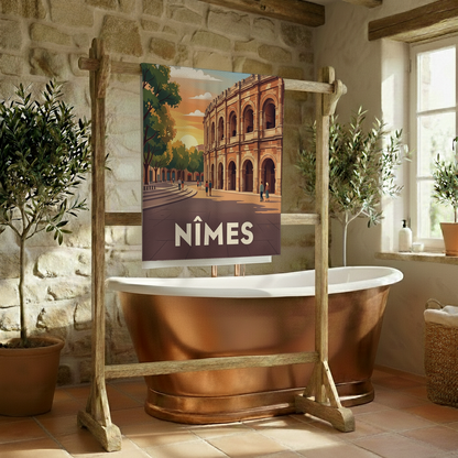 Serviette de bain souvenir de la ville de Nîmes avec une illustration stylisée.