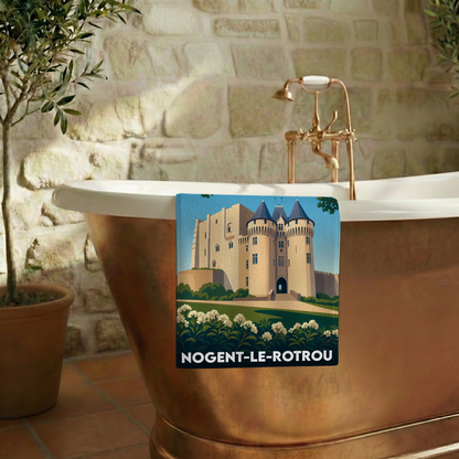 Serviette de bain souvenir de la ville de Nogent-le-Rotrou avec une illustration stylisée de son château.