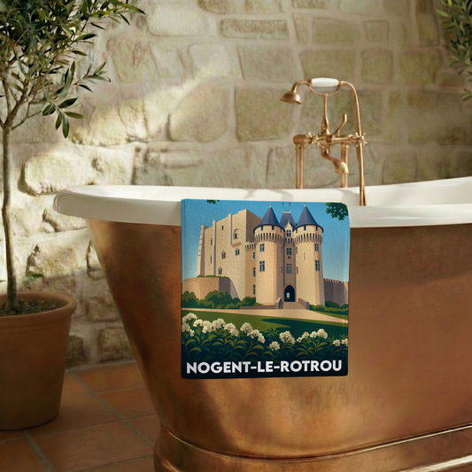 Serviette de bain souvenir de la ville de Nogent-le-Rotrou avec une illustration stylisée de son château.